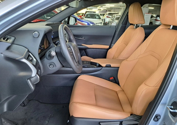 Lexus UX cena 184900 przebieg: 4091, rok produkcji 2023 z Kraków małe 529